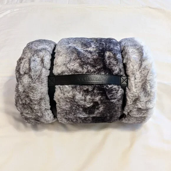 Mon Chateau Luxury Faux Fur Throw, Reversible Grey 60" x 70" + Carry sack - New - Picture 3 of 16